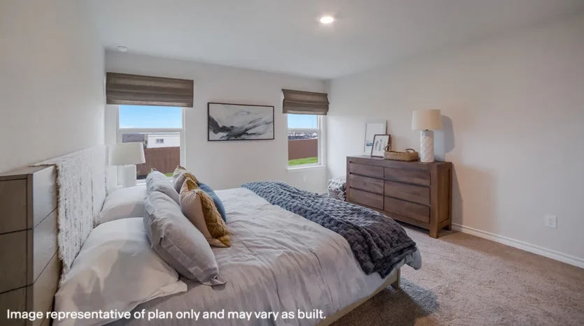 Dormitorio de una cama con ventanas y cuadro
