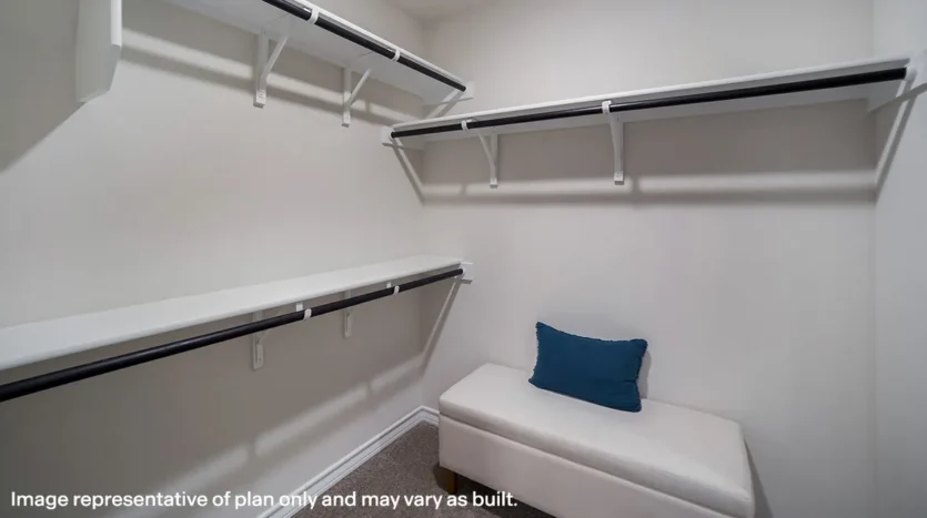 Armario de la habitación principal con mueble de cuero