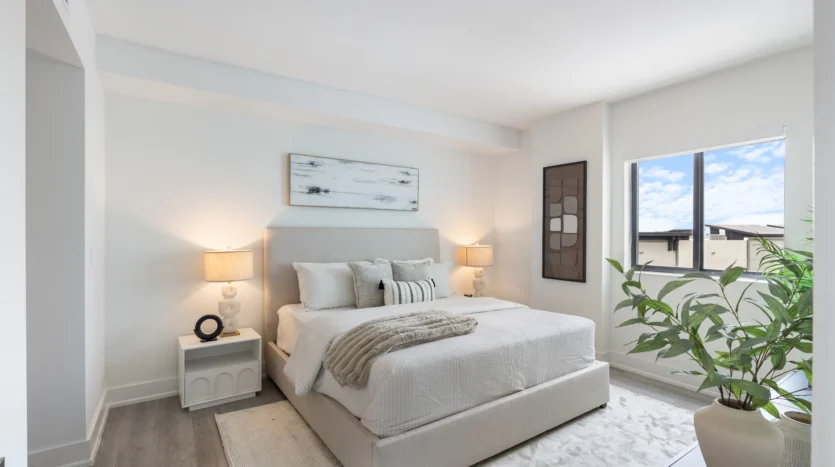 Dormitorio de una cama con ventana y cuadro