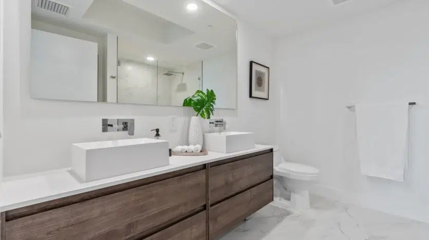 Baño de dos lavamanos y gran espejo