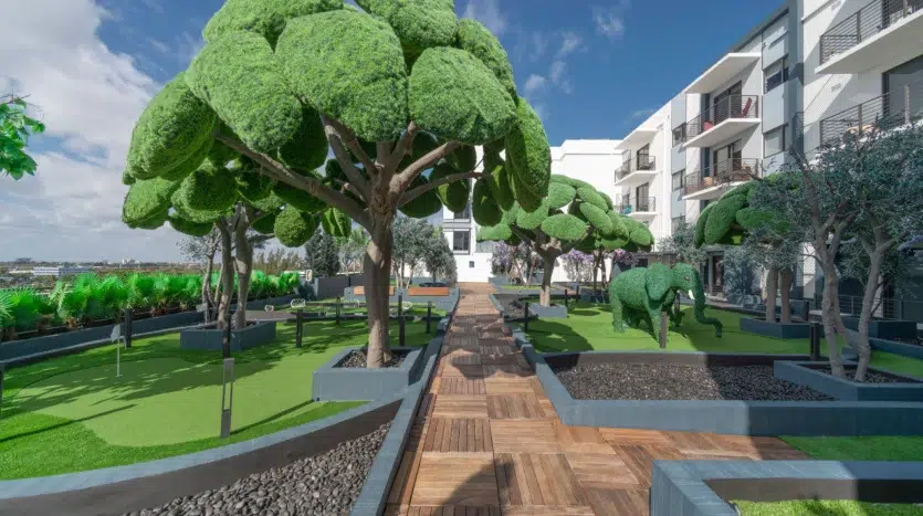 Jardín con campo de mini-golf y esculturas de cesped