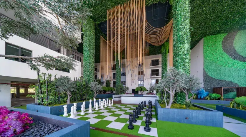Jardín con forma de ajedrez y estructuras artísticas de lujo