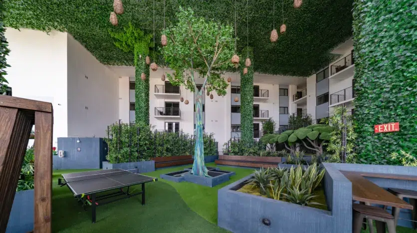 Jardín recreativo con mesa de billar y asientos