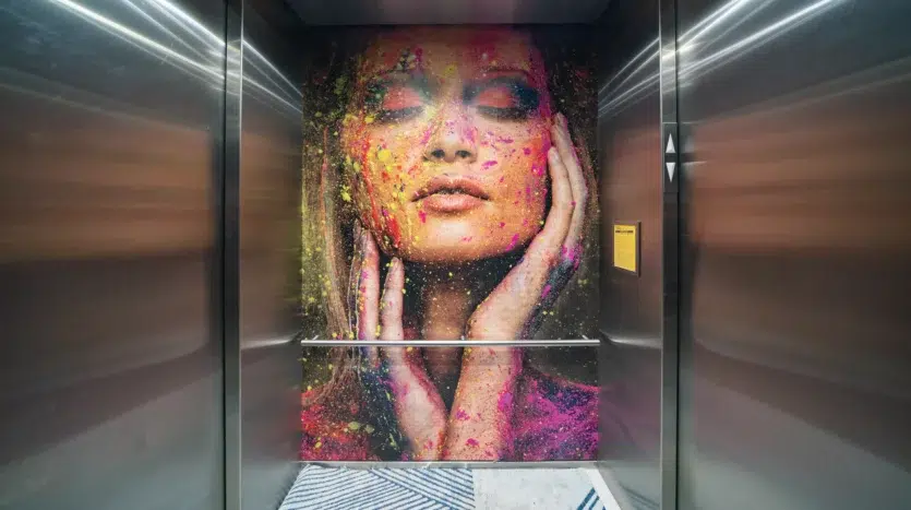 Decoración artística en el elevador