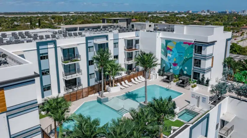 Vistas hacia la alberca de dos niveles al aire libre apartamentos en pompano beach