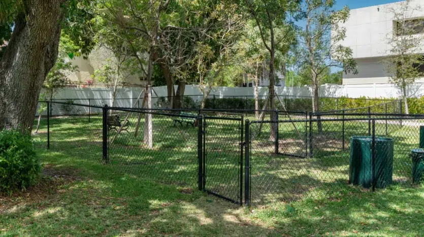 Parque para mascotas con cercado