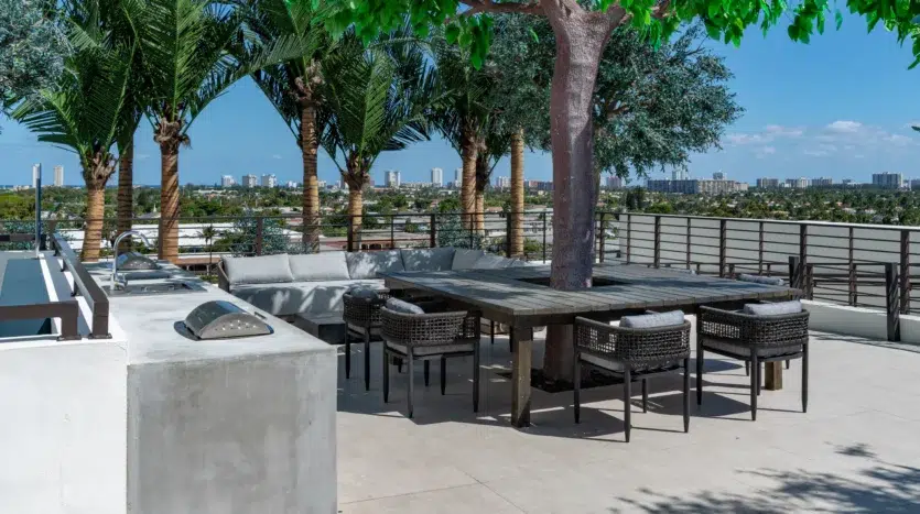 Terraza al aire libre con mesas y asientos