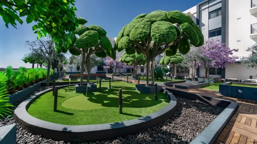 Campo de mini golf al aire libre en la terraza
