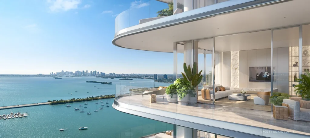 Vistas del edificio y balcón con vistas al mar