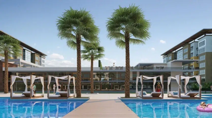 Alberca estilo resort al aire libre