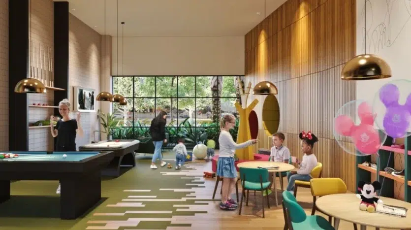 Salón de juegos tematizado con mesas de pool y zona infantil